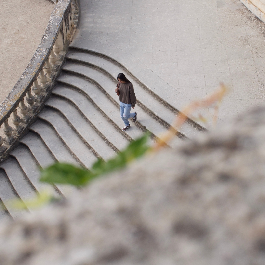 Portrait personal branding dans un escalier