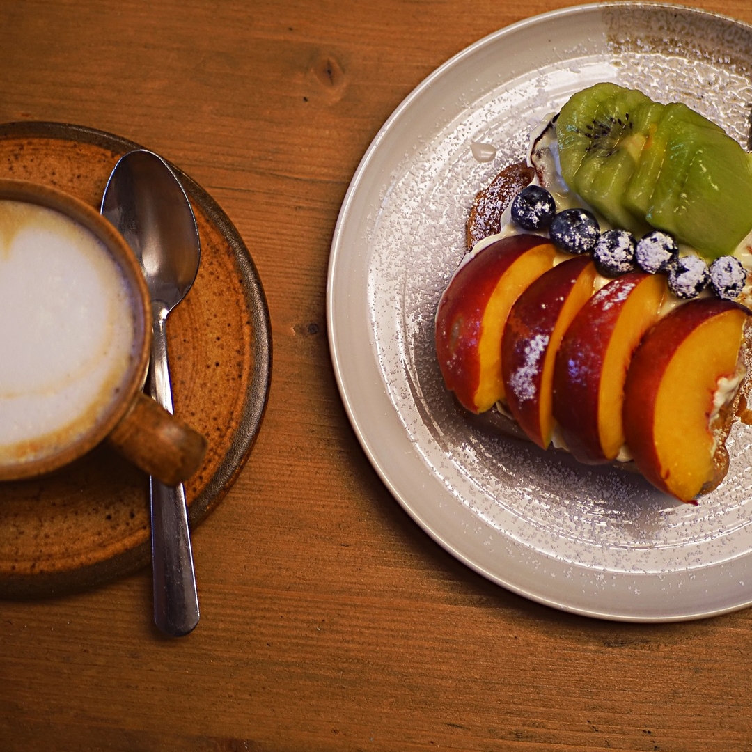 Tartine et café dans un coffee shop