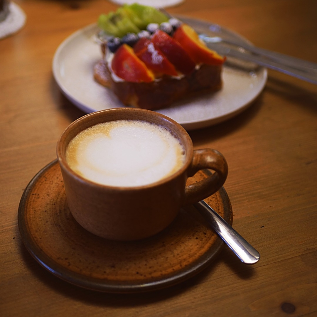 Café et pâtisserie dans un coffee shop