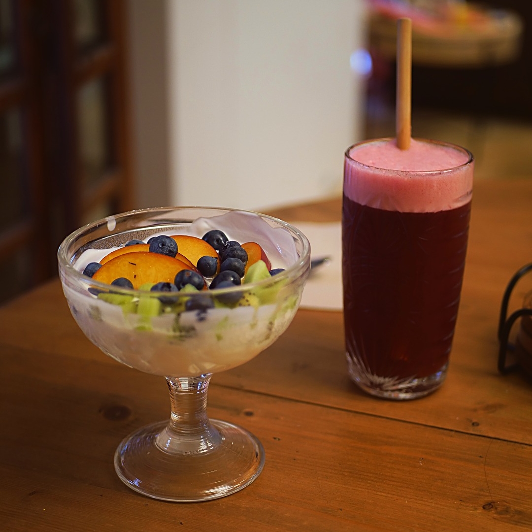Coupe de fruits frais dans un coffee shop
