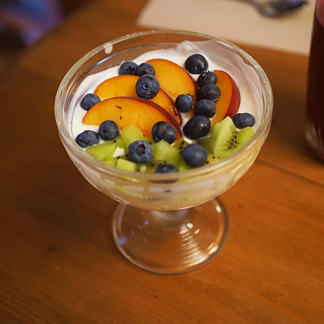 Dessert aux fruits dans un coffee shop