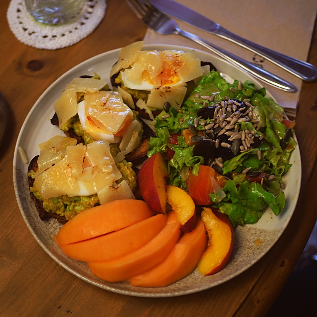 Assiette healthy dans un coffee shop
