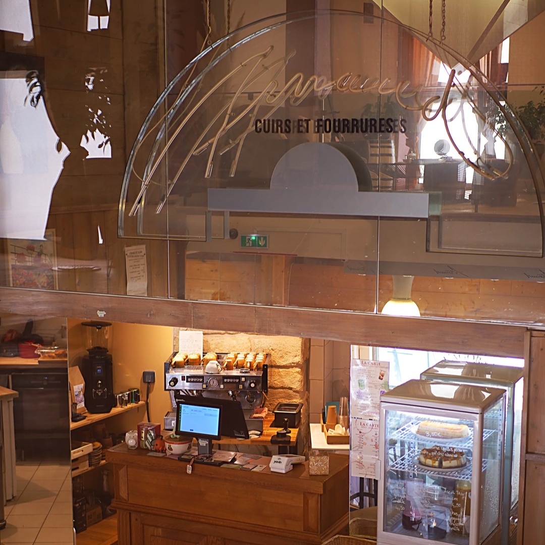 Comptoir et vitrine d'un coffee shop