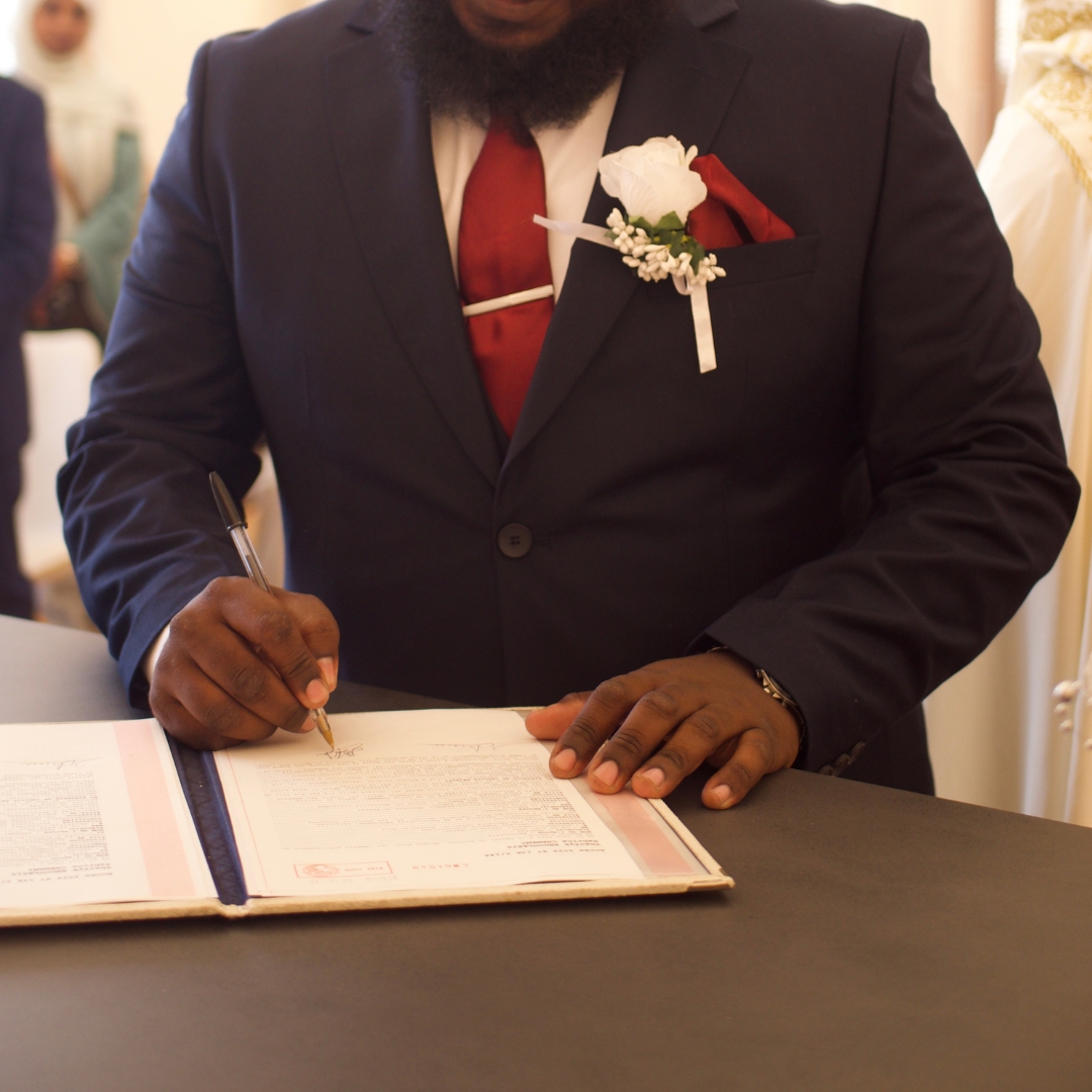 Signature du registre le jour du mariage